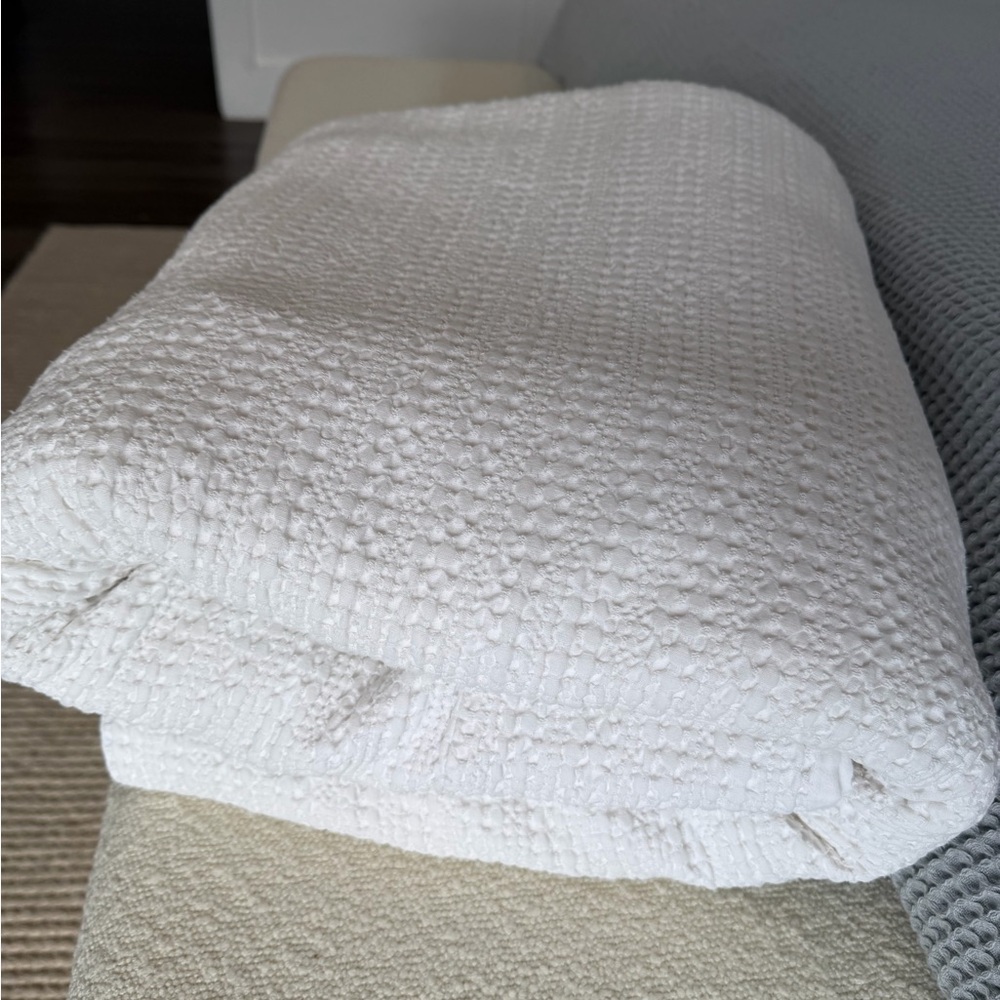 Pottery Barn Elegant White Textured King Duvet Cover & Two King Pillow Covers